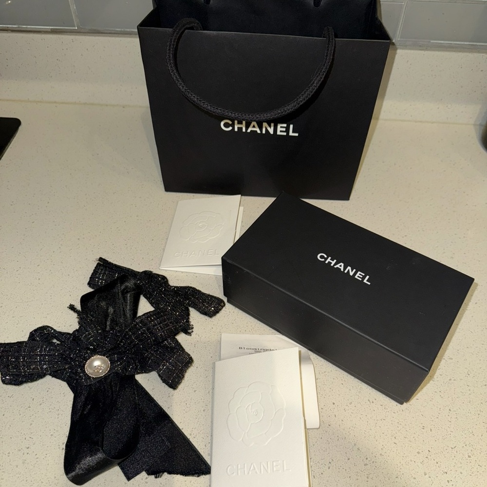 Chanel - box bag + holiday bow Set